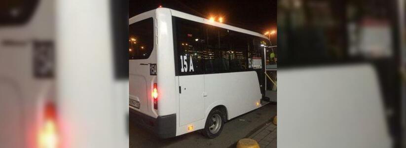 «Наглости нет предела»: автобус блокировал остановку, потому что водителю срочно понадобилось в магазин