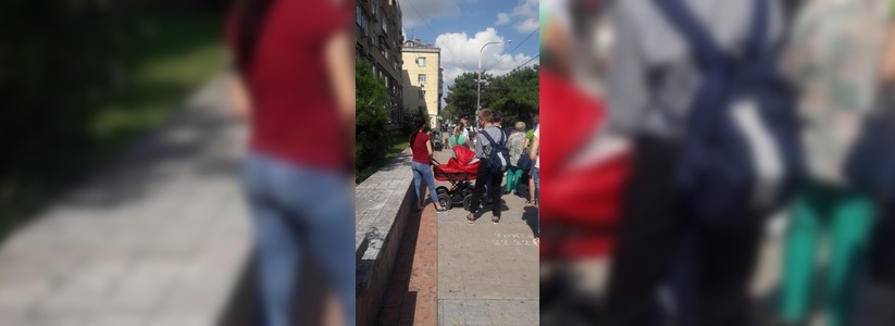 В центре Новороссийска нашли подозрительную сумку: на месте работает кинолог