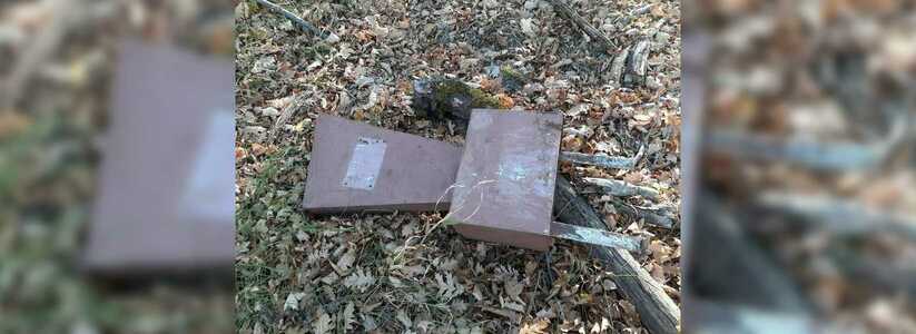 Странное место: новороссийцы обнаружили в лесу разбросанные металлические надгробия советского периода
