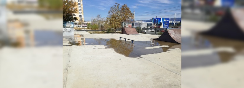 В Новороссийске из-за прорыва теплотрассы водой заливает скейтплощадку