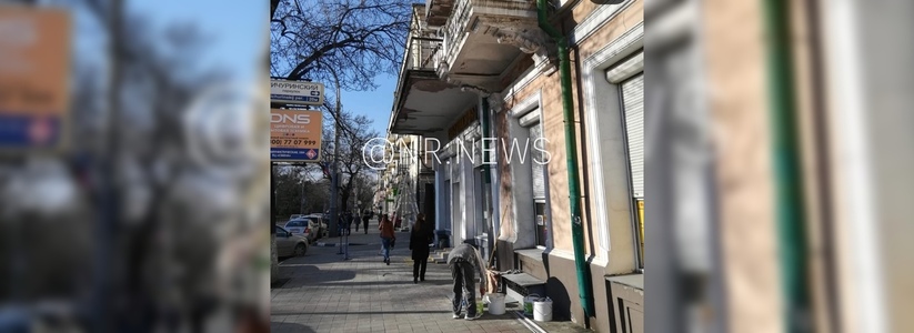 В Новороссийске начали ремонтировать обрушающийся балкон