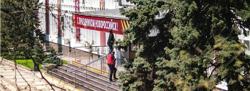 Потерянная запятая нашлась! Исправлена ошибка на баннере на здании городской администрации Новороссийска