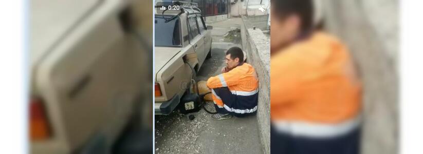 «Он достал нож и пошел на меня!»: житель Новороссийска «застукал» мужчину, сливающего бензин с чужого автомобиля
