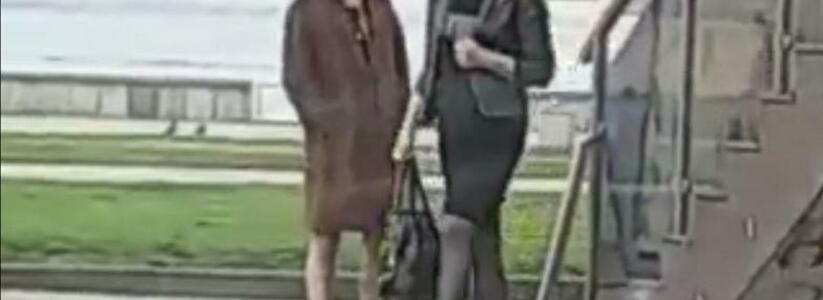 На набережной Новороссийска мужчина в пальто, но без штанов заигрывает с девушками