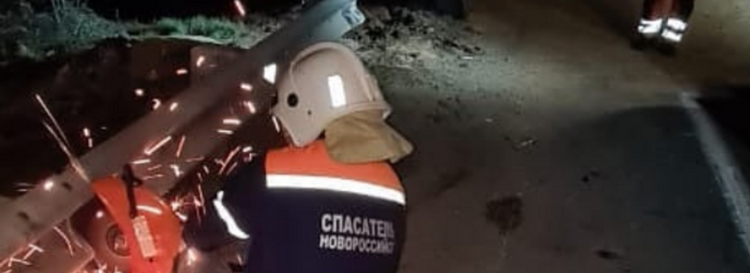 Новороссийские спасатели вытащили КамАЗ, который повис на ограждениях