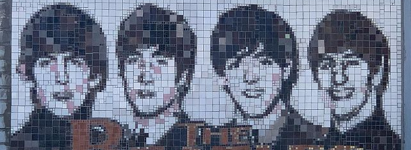 В Новороссийске на заборе частного дома появилась мозаика с изображение легендарной группы «Битлз»