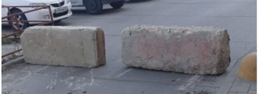 В Новороссийске «с боем» удалось демонтировать бетонные блоки, перегородившие дорогу