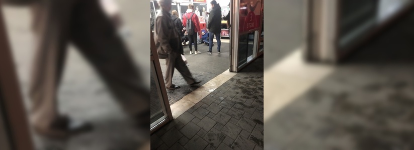 В Новороссийске мужчина в магазине почувствовал себя плохо и рухнул на пол: подростки, заметившие происшествие, стали делать с пострадавшим селфи