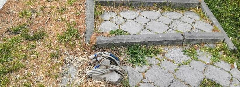 Житель Новороссийска наткнулся на оголенные провода посреди тротуара