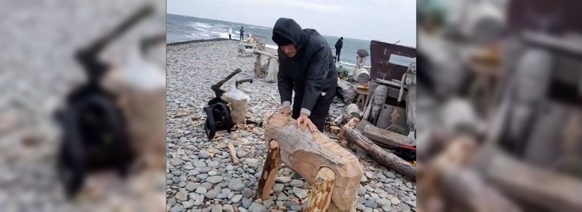 В Новороссийске резчик устанавливает деревянного быка на мысе Суджук