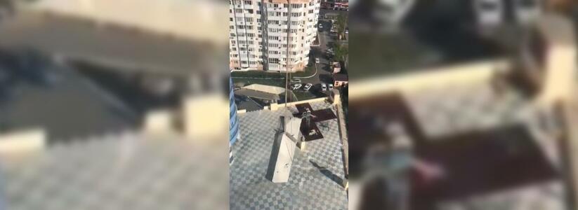 «Внизу играют дети!»: новороссийцы сняли на видео, как строители крайне опасно спускают с высотки бетонные плиты и мусор