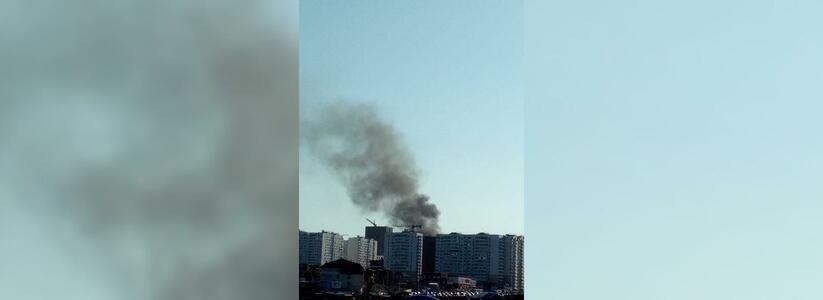 Жителей Новороссийска напугал столб густого черного дыма в Южном районе: в соцсетях появились фото и видео с места происшествия