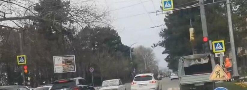 В центре Новороссийска заработал новый вызывной светофор