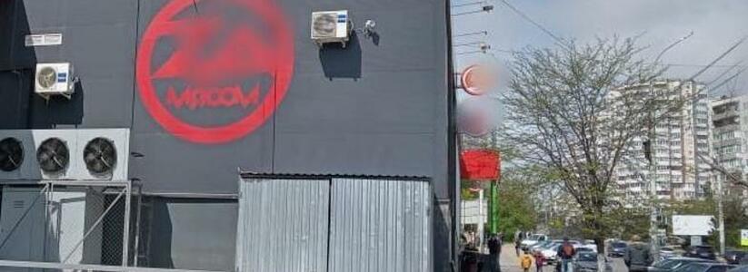"Эта надпись оскорбительная и предательская!": новороссийский магазин "Za мясом" обязали изменить логотип и закрыть баннеры