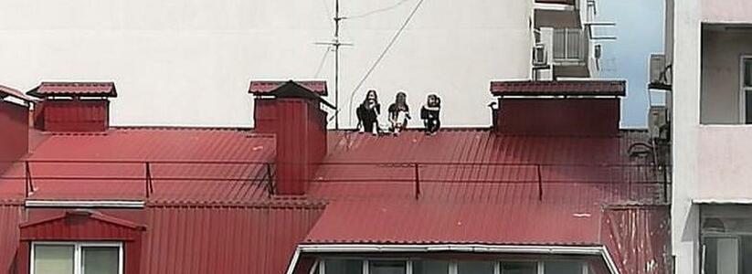 <p>Очевидец надеется, что детей узнают родители и объяснят, что гулять по крышам опасно.  </p>