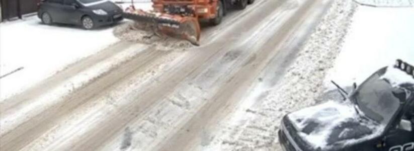 «Город полдня стоял на аварийках!»: жители Новороссийска жалуются, что техника не справляется с расчисткой дорог от снега