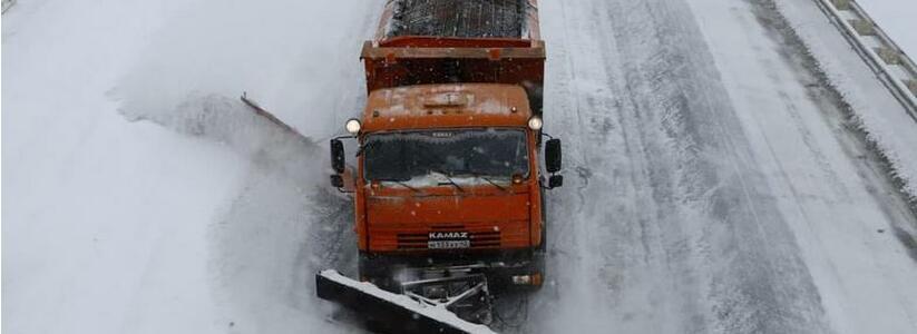 В Новороссийске дороги чистят 20 единиц техники, а тротуары – 498 уборщиков. Горожане жалуются на гололед