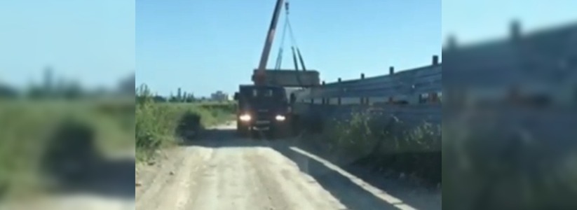 Новороссийцы сняли на видео, как неизвестные вывозят стройматериалы с площадки долгостроя