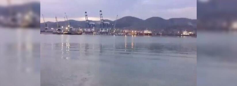 «Это явные стоки»: жители Новороссийска сняли на видео выброс канализации в море у крейсера «Михаил Кутузов»