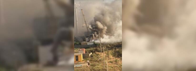 Пожар в 14 микрорайоне: очевидцы выложили видео, как огонь, начавшийся на пустыре, перекинулся на строительные вагончики
