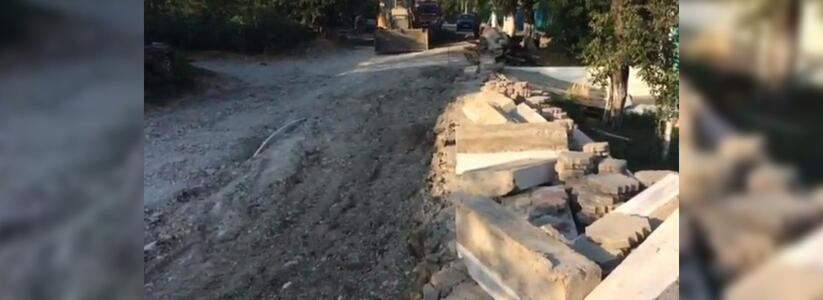 «Машины приходится оставлять на соседних улицах»:  новороссийцы не могут подъехать к своим домам из-за ремонта дороги