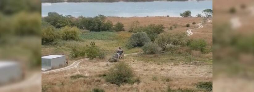 В Сети появилось видео, как рядом с Суджукской лагуной трактор расчищает территорию: жители Новороссийска обеспокоены судьбой памятника природы