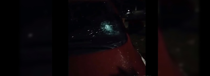 «Бутылкометатель» в Новороссийске: очевидцы сняли на видео, как неизвестный разбил припаркованный автомобиль, кидая бутылки из окна многоэтажки