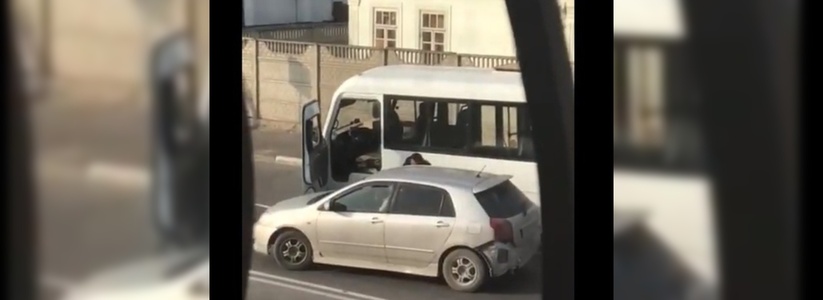 «Стучал кулаками по двери и плевал в машину»: новороссийцы сняли на видео «разборку» водителей автобуса и «легковушки»