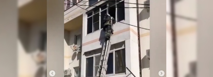 Новороссийцы сняли видео, как пожарная машина не смогла подъехать к дому, в котором горела квартира