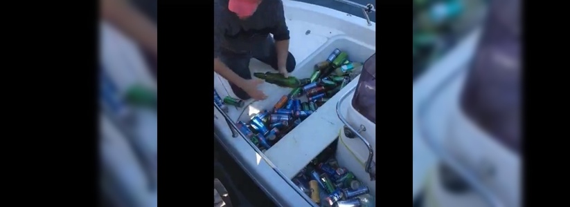 «Рыбы нет. Полная лодка пива!»: рыбаки Геленджика сняли на видео, как вылавливают из моря алкоголь и газировку