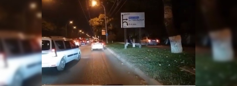 «Коляску пропустил — уже молодец!»: водители Новороссийска сняли на видео, как автомобиль едет по тротуару