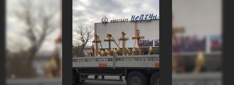 Для украшения нового храма на набережной Новороссийска привезли  якоря