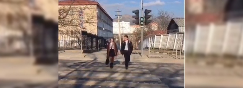 «Сними наушники!»: старшеклассники из Новороссийска записали видеоролик о том, как правильно переходить проезжую часть