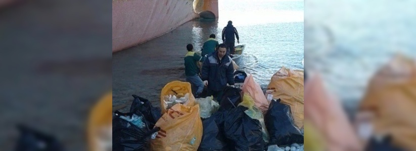 60 мешков с пластиковым мусором собрали у сухогруза Rio, который сел на мель недалеко от Новороссийска