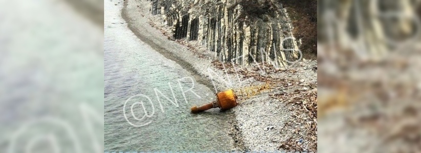 «Еще одно место для селфи»: на берег Новороссийска выбросило огромный металлический буй
