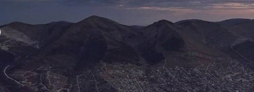 «Город не узнать!»: фотограф снял рассвет над Новороссийском с высоты 600 метров