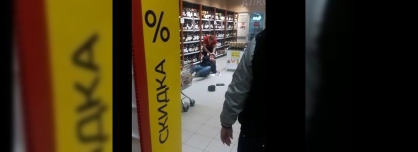 В новороссийском «Магните» покупатель и сотрудник магазина устроили потасовку: драка попала на видео