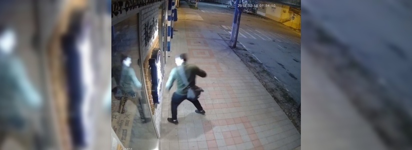 Новороссийцев просят помочь разыскать вандалов, разбивших вывеску кафе: видео инцидента