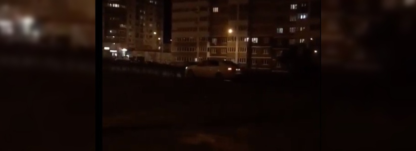 Жители Новороссийска сняли на видео, как у мемориала "Малая земля" разъезжают автомобили