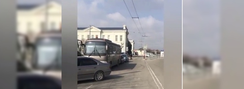 «Платная парковка пустая!»: новороссиец снял видео, как на привокзальной площади водители из экономии массово нарушают ПДД