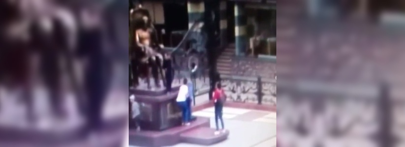 «Смотрите это видео и так не делайте»: камеры записали, как новороссийцы забираются на памятник Черноморскому губернатору