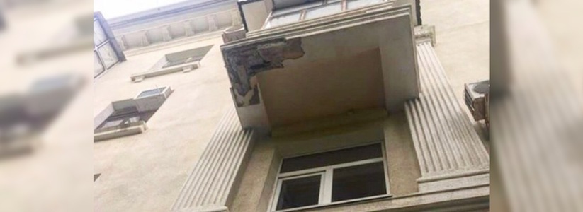 «Это очень опасно!»: жители Новороссийска сфотографировали аварийный балкон, который расположен прямо над входом в детский сад