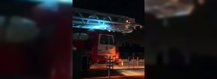 Пожарные машины не смогли подъехать к новороссийской многоэтажке из-за дорожного ограждения