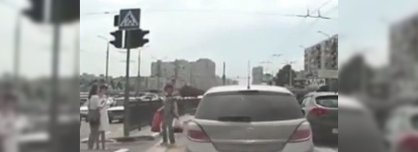 Женщина-пешеход спровоцировала аварийную ситуацию на дороге в Новороссийске: видео обсуждают в Сети