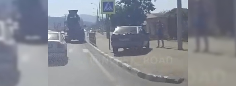 Карма в действии: видеорегистратор записал, как лихач поплатился за грубое поведение на дороге Новороссийска