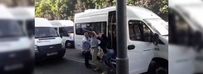 В Новороссийске произошел конфликт между водителями маршруток: потасовка попала на видео