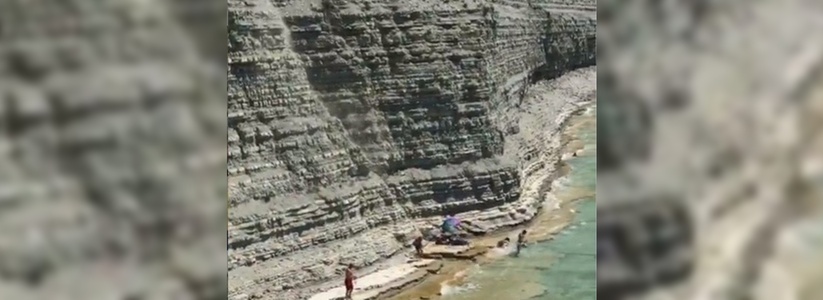 Туристов, отдыхающих на диком пляже под Геленджиком, накрыл камнепад: происшествие попало на видео