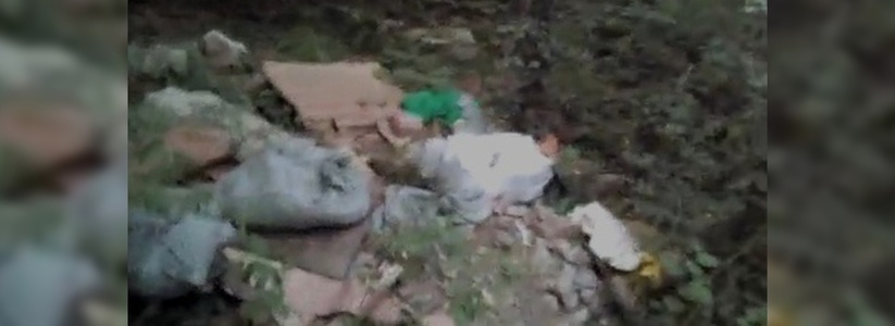 «Супер-свалку» обнаружили новороссийцы рядом с кладбищем Кабахаха и сняли ее на видео