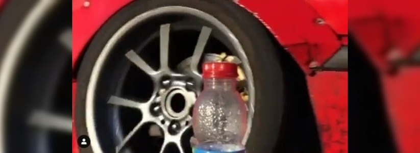 Новороссиец открыл бутылку бампером дрифтующей машины: видео трюка