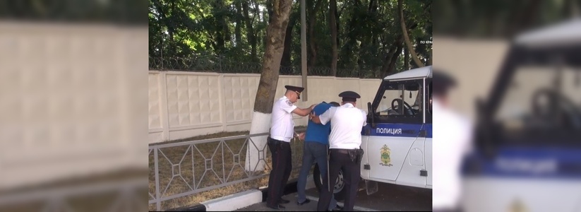 Москвич грабил автомобили новороссийцев с помощью сканера сигнализации: видео задержания